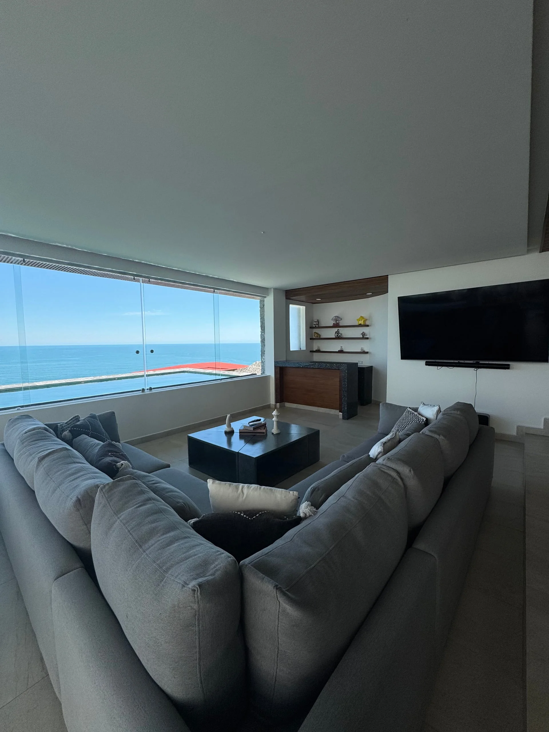 Interior de Villa Calypso abierto hacia el Pacífico