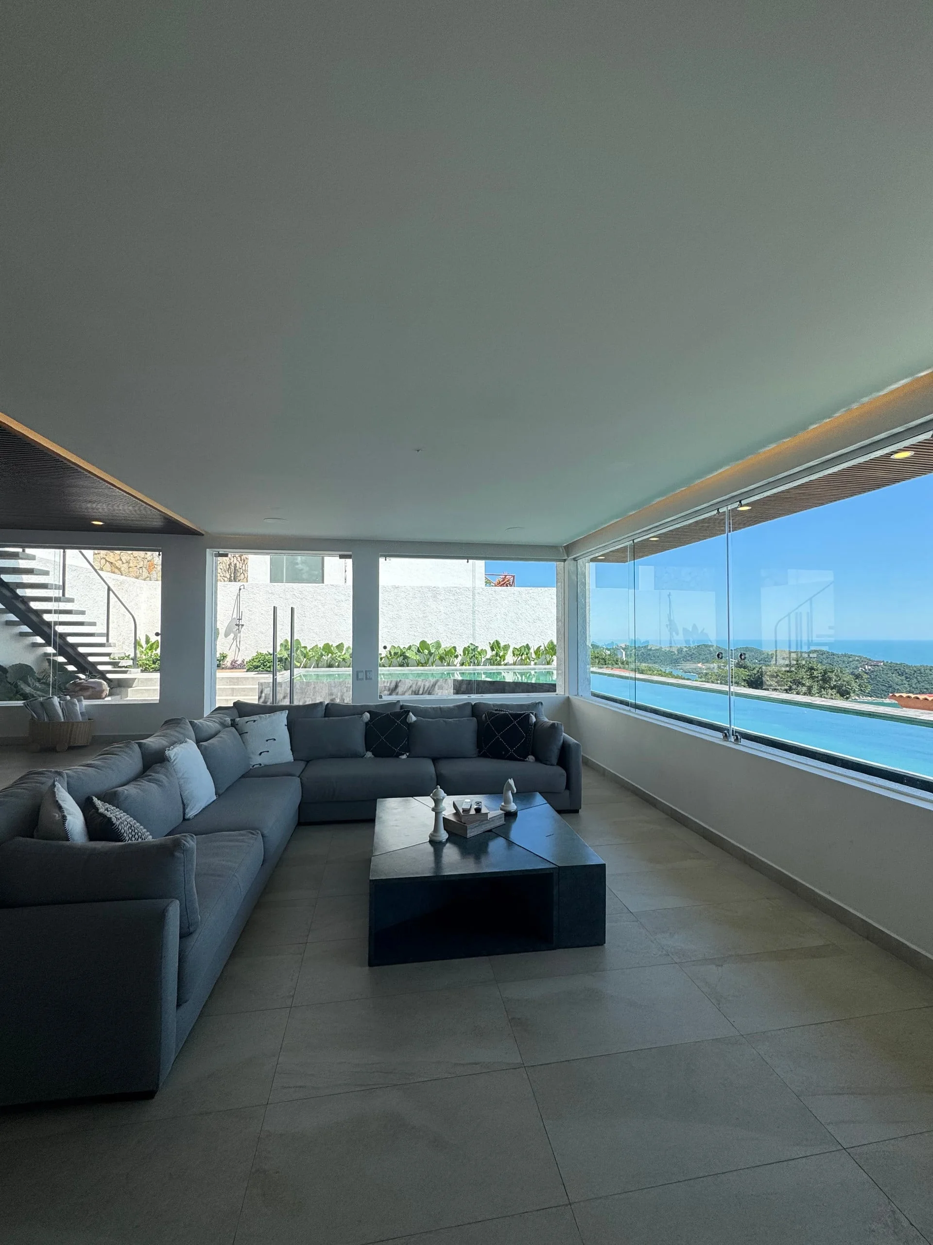 Sala panorámica de Villa Calypso con vista al mar