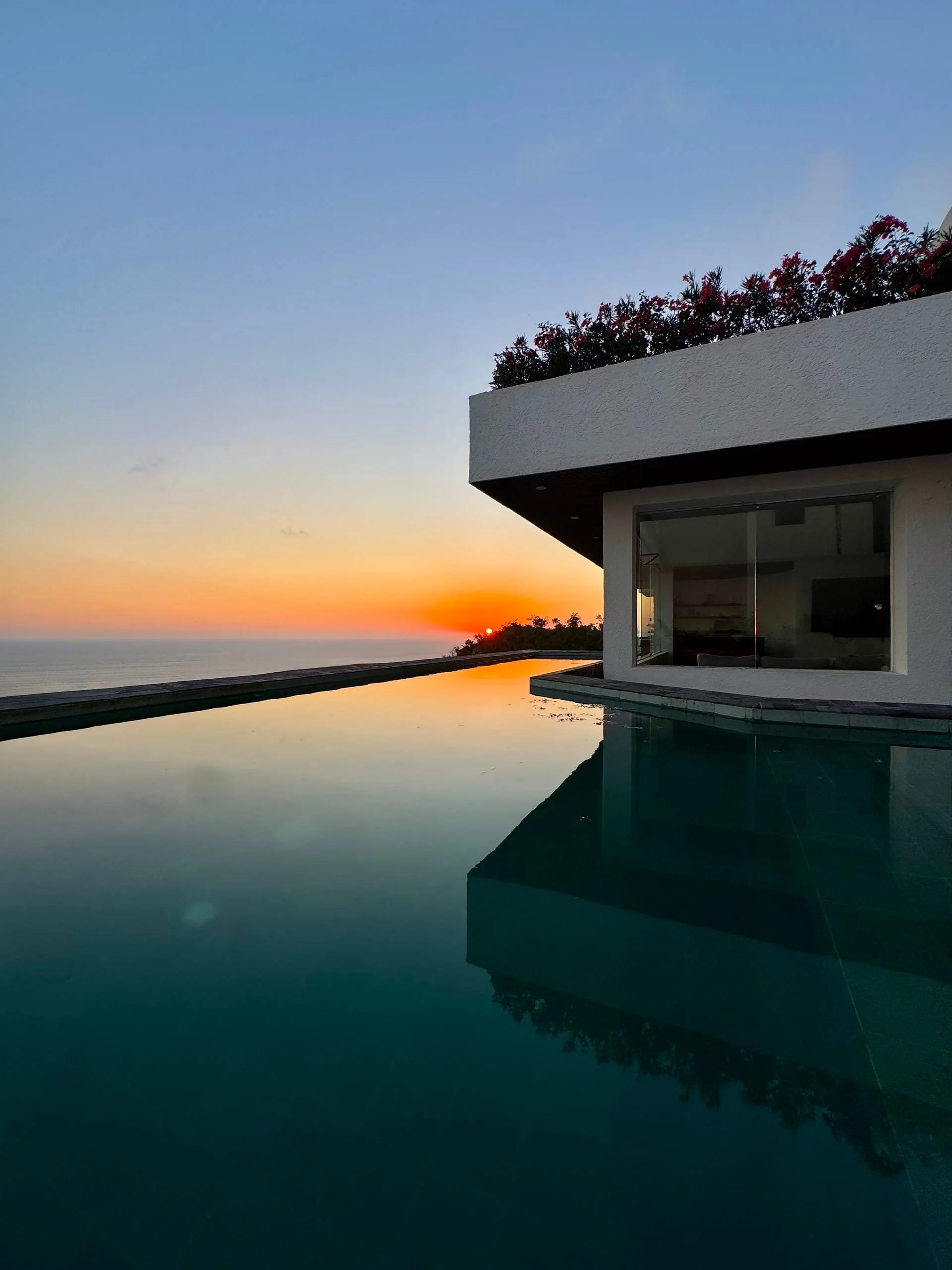 Atardecer reflejado en la alberca de Villa Calypso